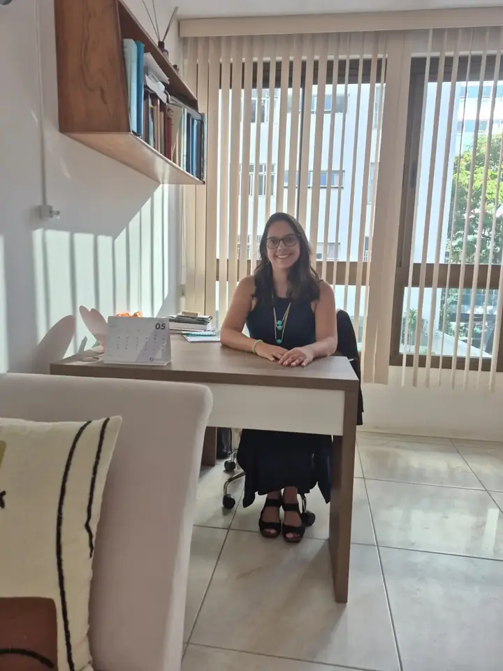 Psicóloga Ariella Silberman em seu consultório em Icaraí